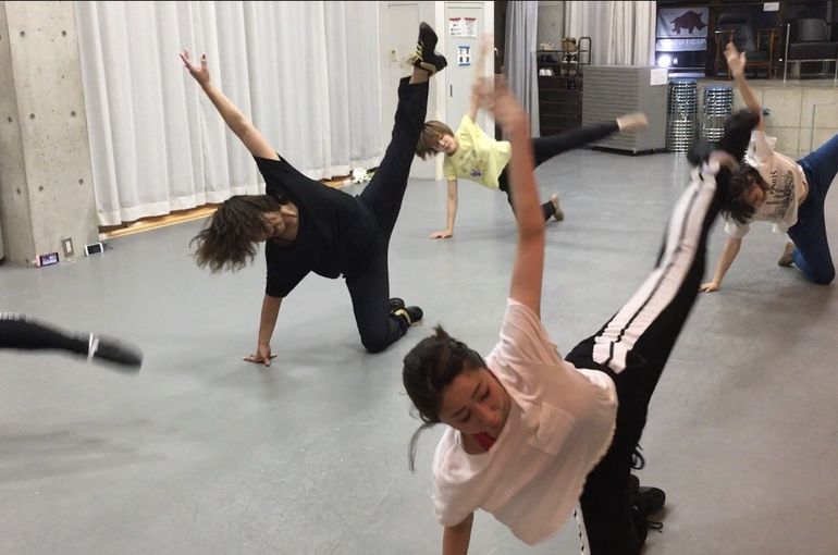 ダンスする女性