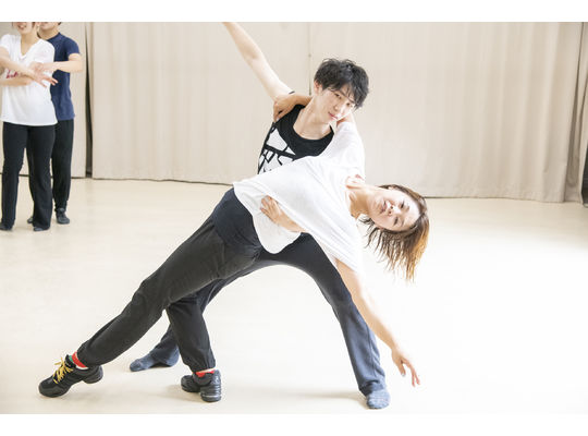 デュエットダンスを踊る男女